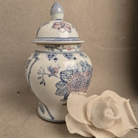 lyseblaa-rosa-dekoration-hvid-krukke-med-laag-kinesisk-inspireret-